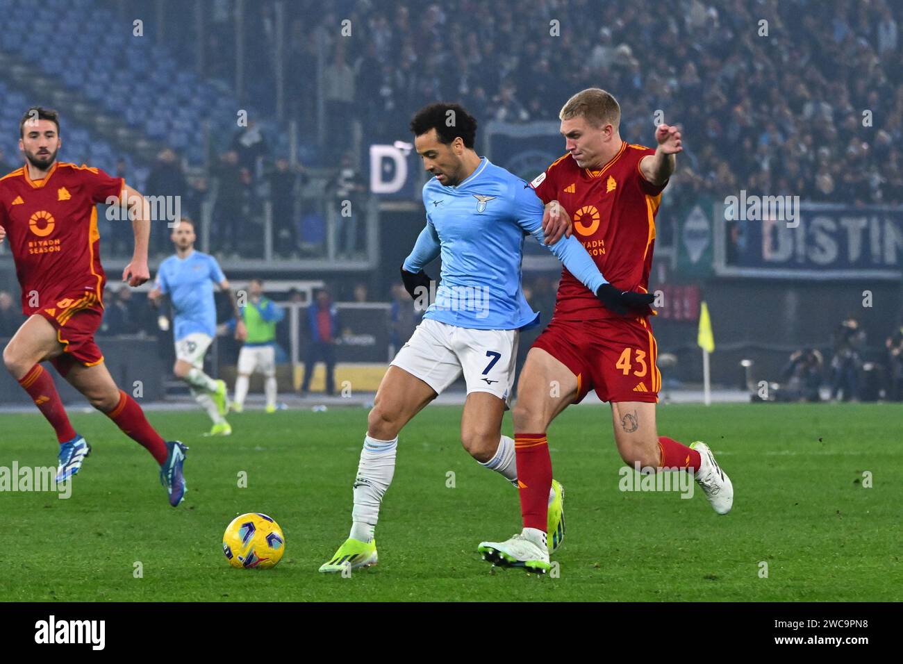 Felipe Anderson von SS Lazio und Rasmus Kristensen von AS Roma treten für das Fußballspiel Coppa Italia Frecciarossa zwischen SS Lazio und AS Roma AT an Stockfoto