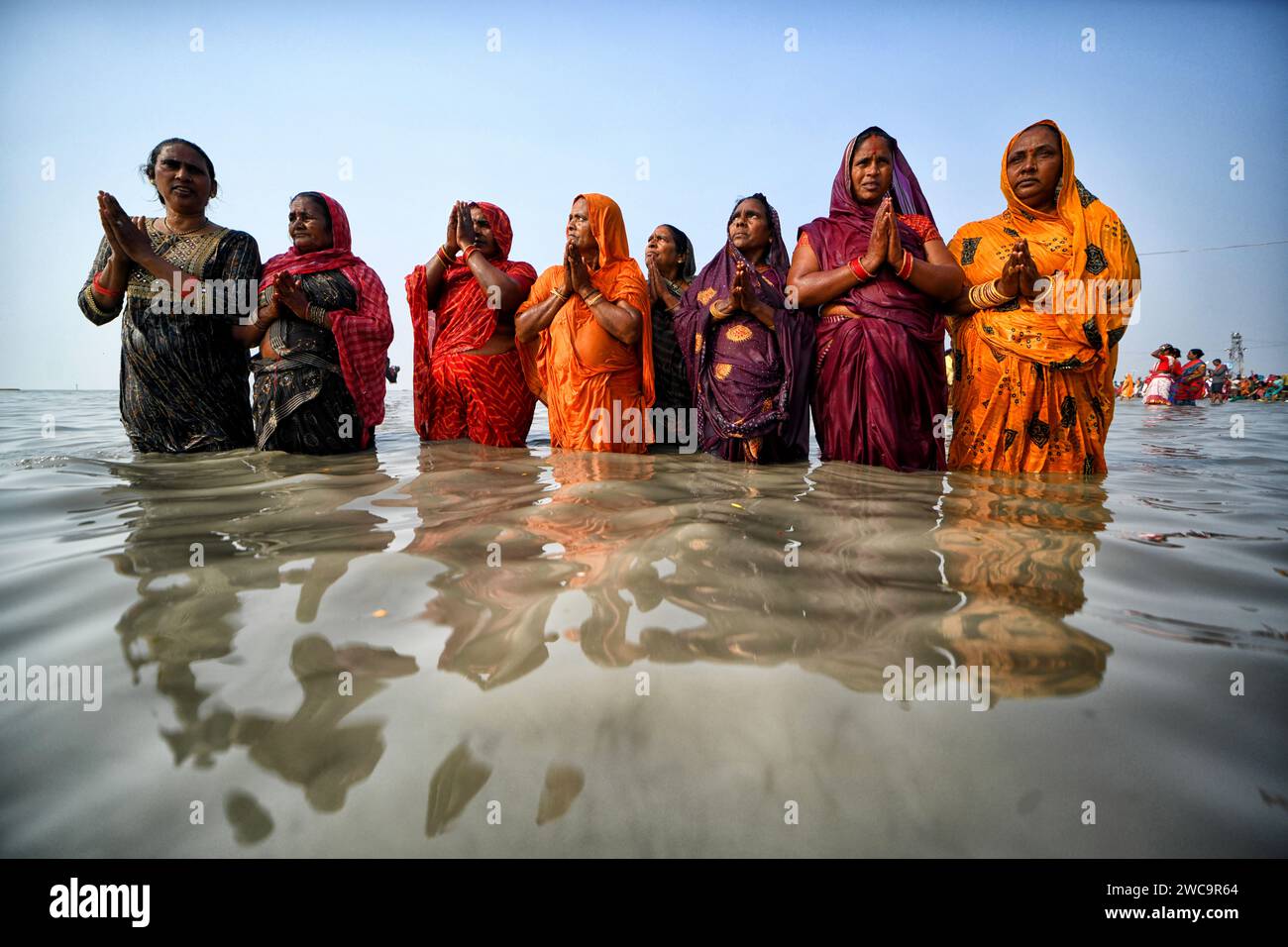 Sagar Island, Indien. Januar 2024. Hindufrauen, die während des Makar Sankranti-Übergangs zu Lord Sun beteten, wurden nach dem Ritual gesehen. Gangasagar ist einer der religiösen Orte für die Hindu-Pilger in der Bucht von Bengalen, wo jedes Jahr Millionen von Gläubigen während Makar Sankranti (Übergang der Sonne) ein Heiliges Bad nehmen, wie im Hindu-Kalender festgelegt, und Gebete für den Kapil Muni Tempel abgeben. Der Termin für dieses Festival liegt in der Regel zwischen dem 13. Und 15. Januar eines Jahres. (Foto: Avishek das/SOPA Images/SIPA USA) Credit: SIPA USA/Alamy Live News Stockfoto