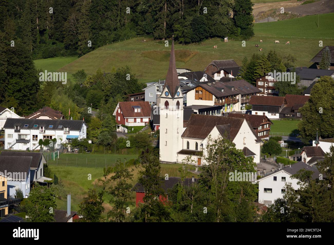 Aus der Vogelperspektive des Dorfes Ennetmoos in Nidwalden in der Schweiz mit der katholischen Kirche St. Jakob Central. Kopierbereich darüber. Stockfoto