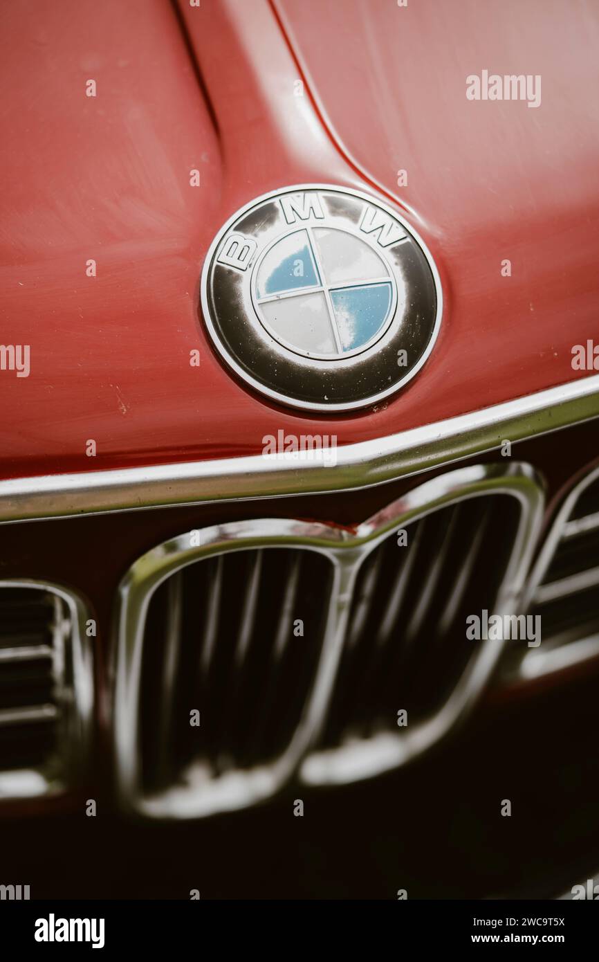 Como, Italien - 22. Mai 2022: Illustrative redaktionelle Abbildung des vorderen Stoßfängers und Emblems eines BMW-Oldtimers. Stockfoto