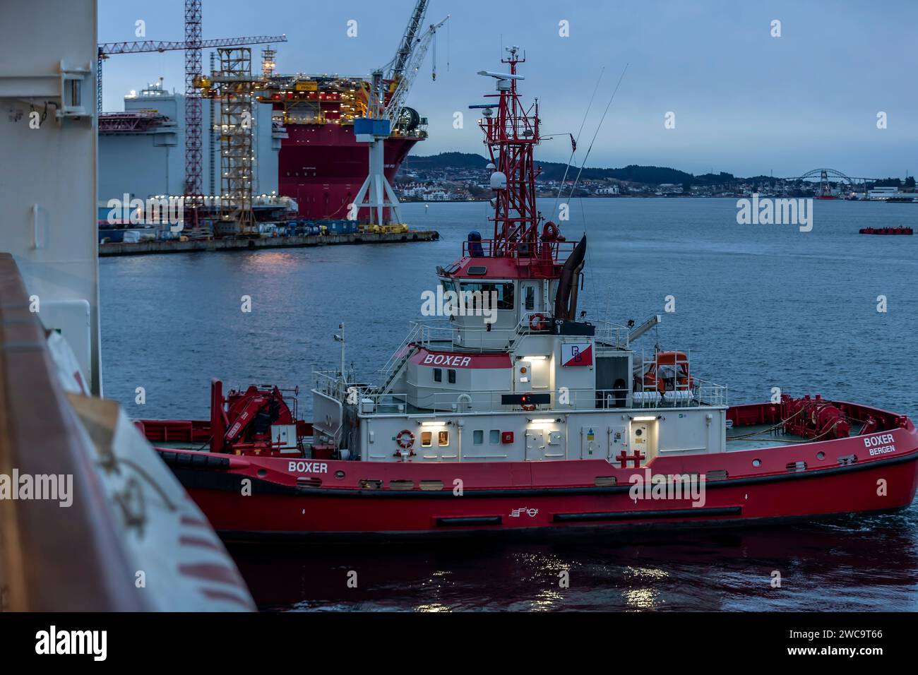 Die Schiffswerft Aibel im Hintergrund ist dabei, die Floating Production, Storage and Offloading (FPSO)-Einheit Penguins von Shell fertigzustellen Stockfoto