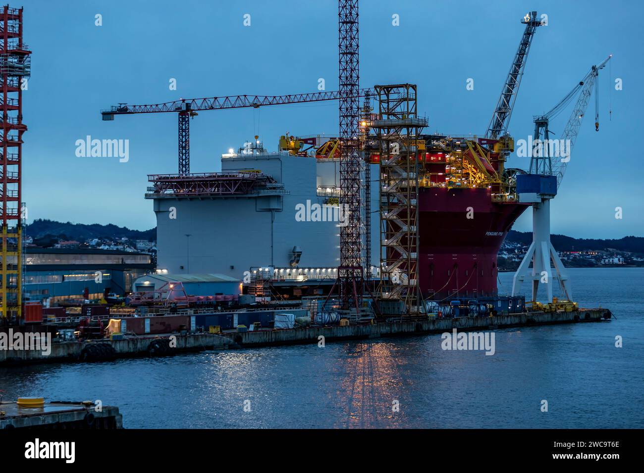 Das norwegische Ingenieurbüro Aibel ist dabei, das schwimmende Produkt Penguins von Shell fertigzustellen Stockfoto