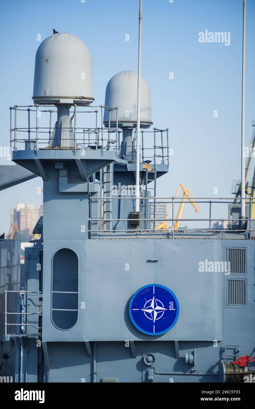 Constanta, Rumänien - 21. Juni 2022: Farbbild des NATO-Logos auf einem Schlachtschiff im Hafen von Constanta, Rumänien. Stockfoto
