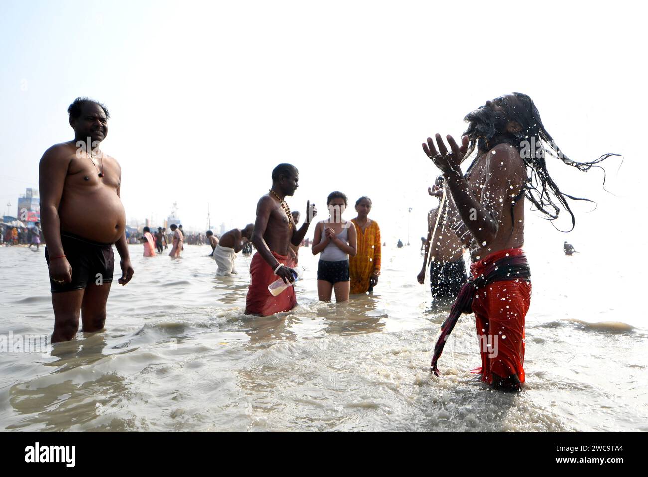 Sagar Island, Indien. Januar 2024. Ein indischer Sadhu nimmt während des Gangasagar Festivals ein Heiliges Bad. Gangasagar ist einer der religiösen Orte für die Hindu-Pilger in der Bucht von Bengalen, wo jedes Jahr Millionen von Gläubigen während Makar Sankranti (Übergang der Sonne) ein Heiliges Bad nehmen, wie im Hindu-Kalender festgelegt, und Gebete für den Kapil Muni Tempel abgeben. Der Termin für dieses Festival liegt in der Regel zwischen dem 13. Und 15. Januar eines Jahres. (Foto: Avishek das/SOPA Images/SIPA USA) Credit: SIPA USA/Alamy Live News Stockfoto