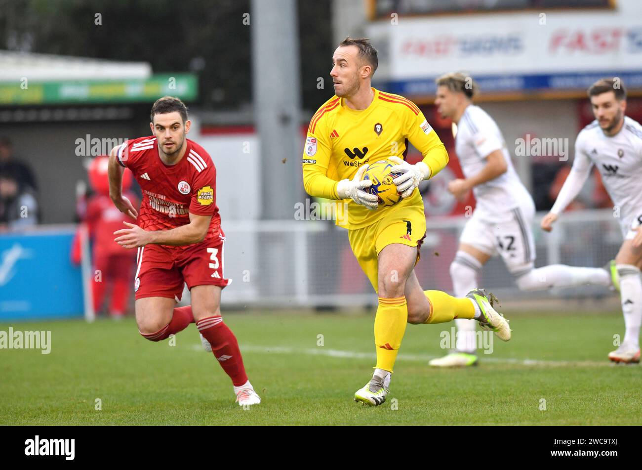 Alex Cairns aus Salford während des Sky Bet EFL League 2 Spiels zwischen Crawley Town und Salford City im Broadfield Stadium, Crawley, UK - 13. Januar 2024 Foto Simon Dack / Teleobjektive nur redaktionelle Verwendung. Kein Merchandising. Für Football Images gelten Einschränkungen für FA und Premier League, inc. Keine Internet-/Mobilnutzung ohne FAPL-Lizenz. Weitere Informationen erhalten Sie bei Football Dataco Stockfoto