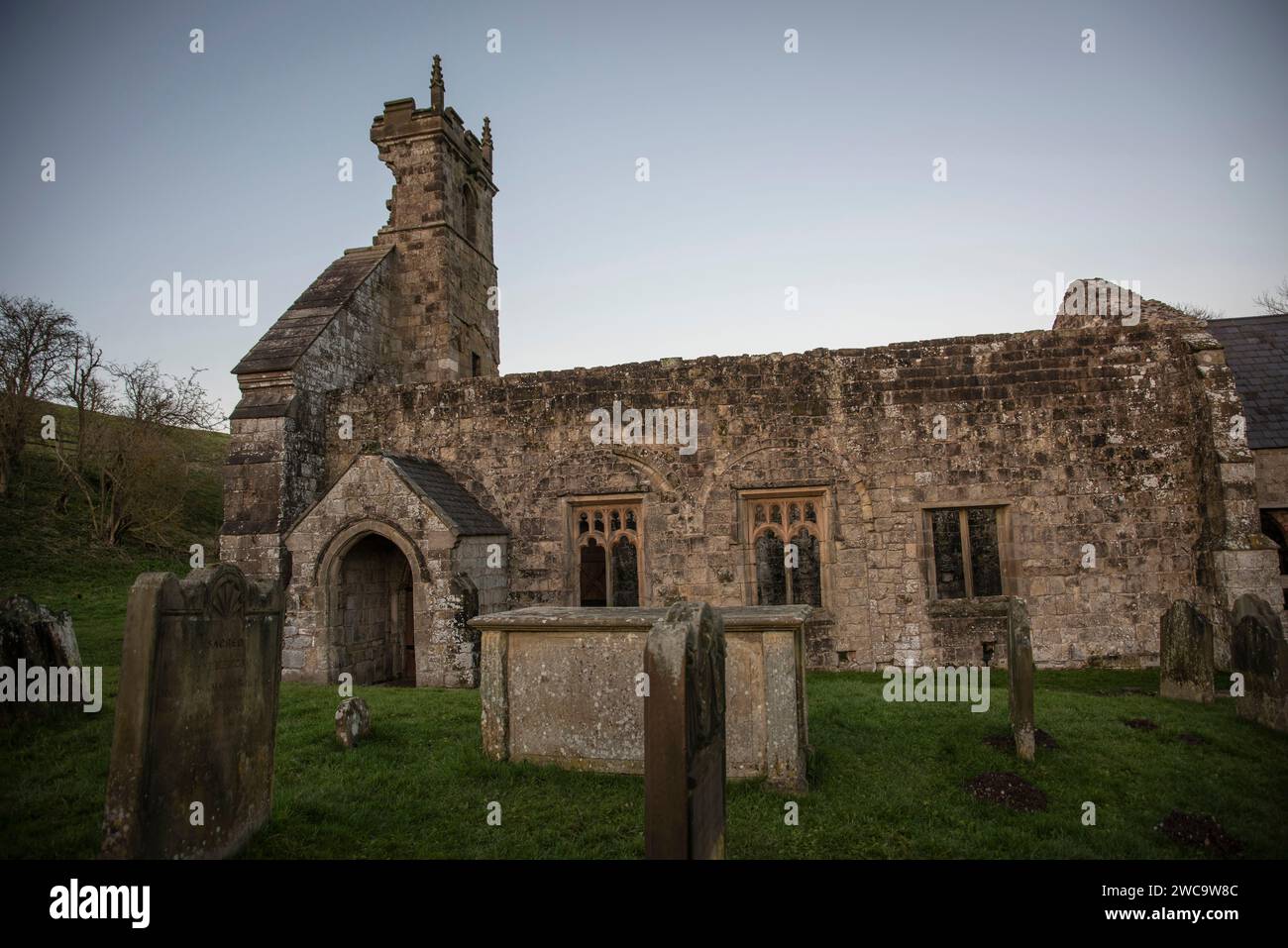 Ruine der Pfarrkirche St. Martin im verlassenen mittelalterlichen Dorf Wharram Percy, North Yorkshire, Großbritannien Stockfoto