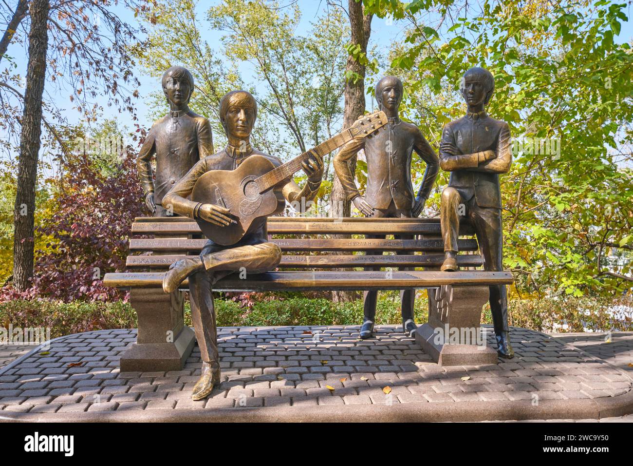 Eine lebensgroße Bronzeskulptur der Band The Beatles. Auf dem Gipfel des touristischen Vergnügungsparks von Kok Tobe in Almaty, Kasachstan. Stockfoto