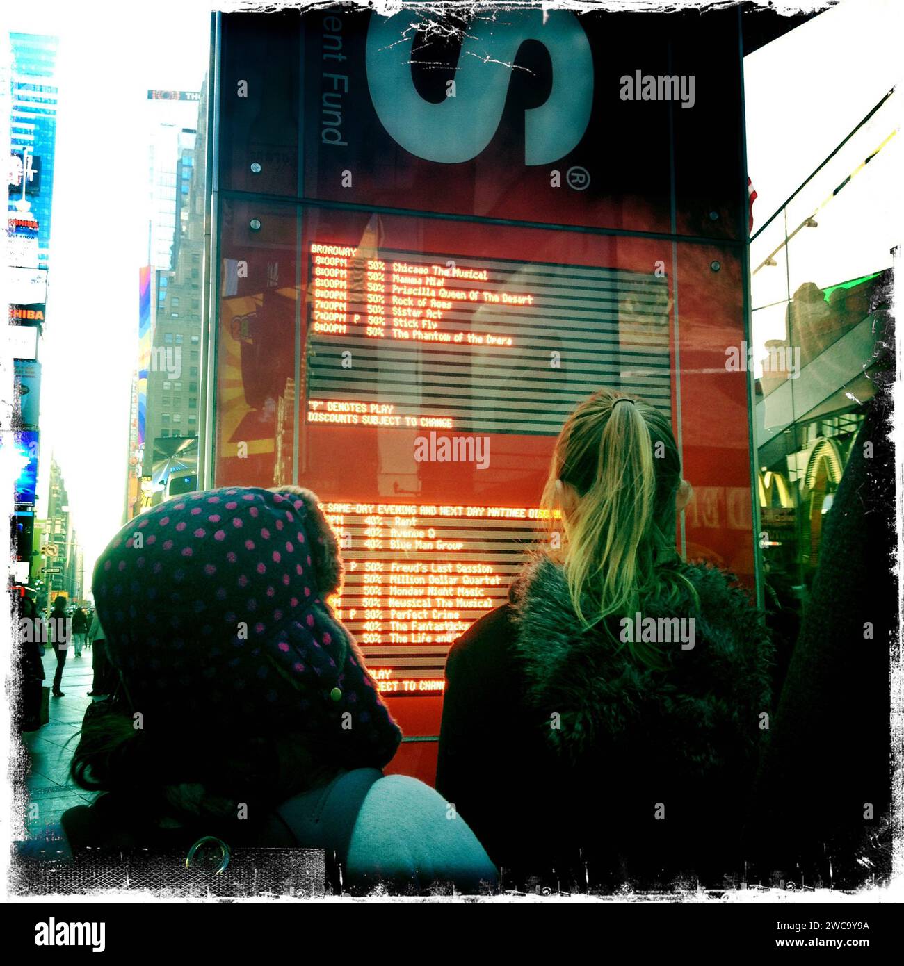 Verfügbarkeit im TKTS-Theater mit ermäßigten Eintrittskarten Line Times Square NYCNY Stockfoto