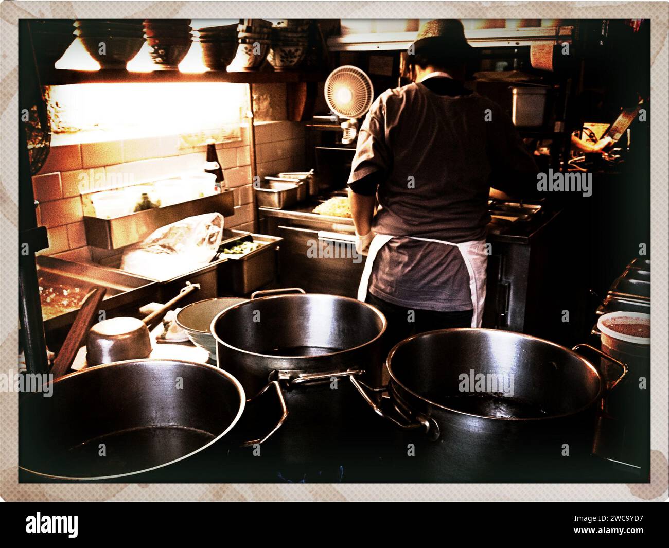 Man kocht Nudeln Stockfoto