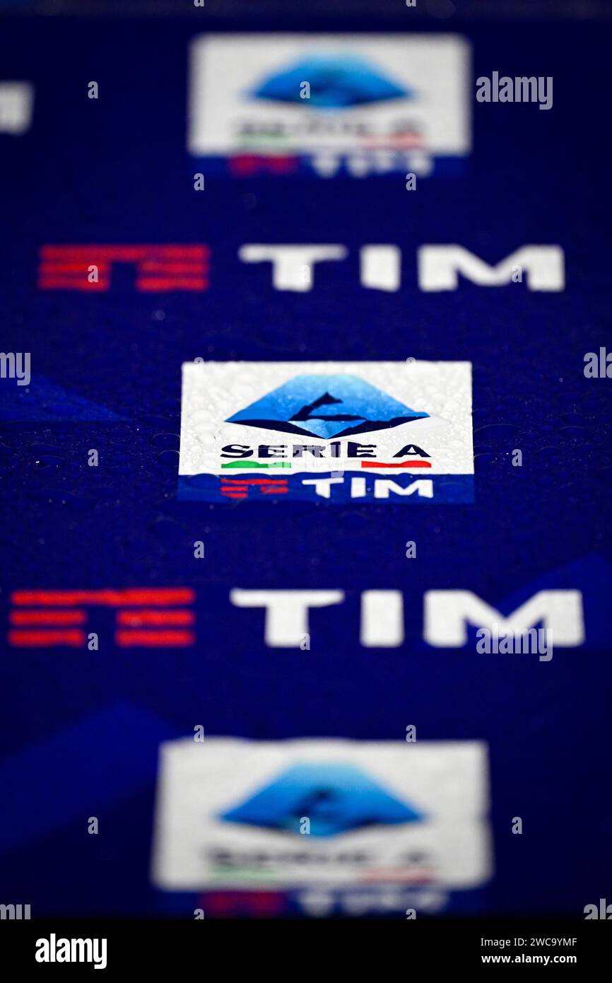 Eine Reihe von Serien A und Serie A Hauptsponsor Tim, Telecom Italia Mobile, Logos sind auf einer nassen Plakatwand zu sehen, während des Fußballspiels der Serie A zwischen ACF Fiorentina und Udinese Calcio im Stadio Artemio Franchi in Florenz, Italien, am 14. Januar 2023. Stockfoto