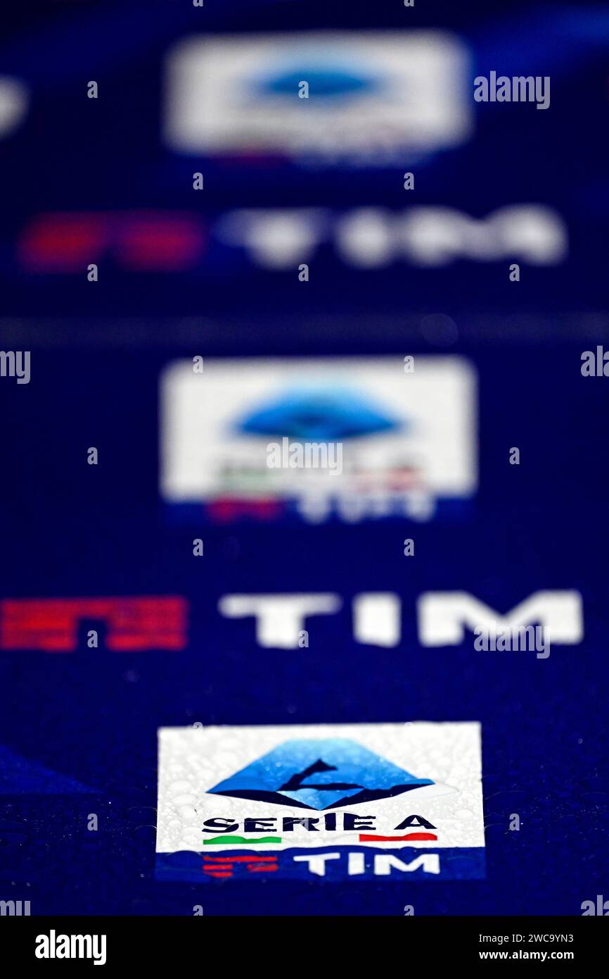 Eine Reihe von Serien A und Serie A Hauptsponsor Tim, Telecom Italia Mobile, Logos sind auf einer nassen Plakatwand zu sehen, während des Fußballspiels der Serie A zwischen ACF Fiorentina und Udinese Calcio im Stadio Artemio Franchi in Florenz, Italien, am 14. Januar 2023. Stockfoto