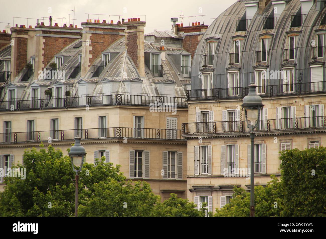 Eine architektonische Struktur mit zahlreichen Gebäuden im Hintergrund in Paris, Frankreich Stockfoto