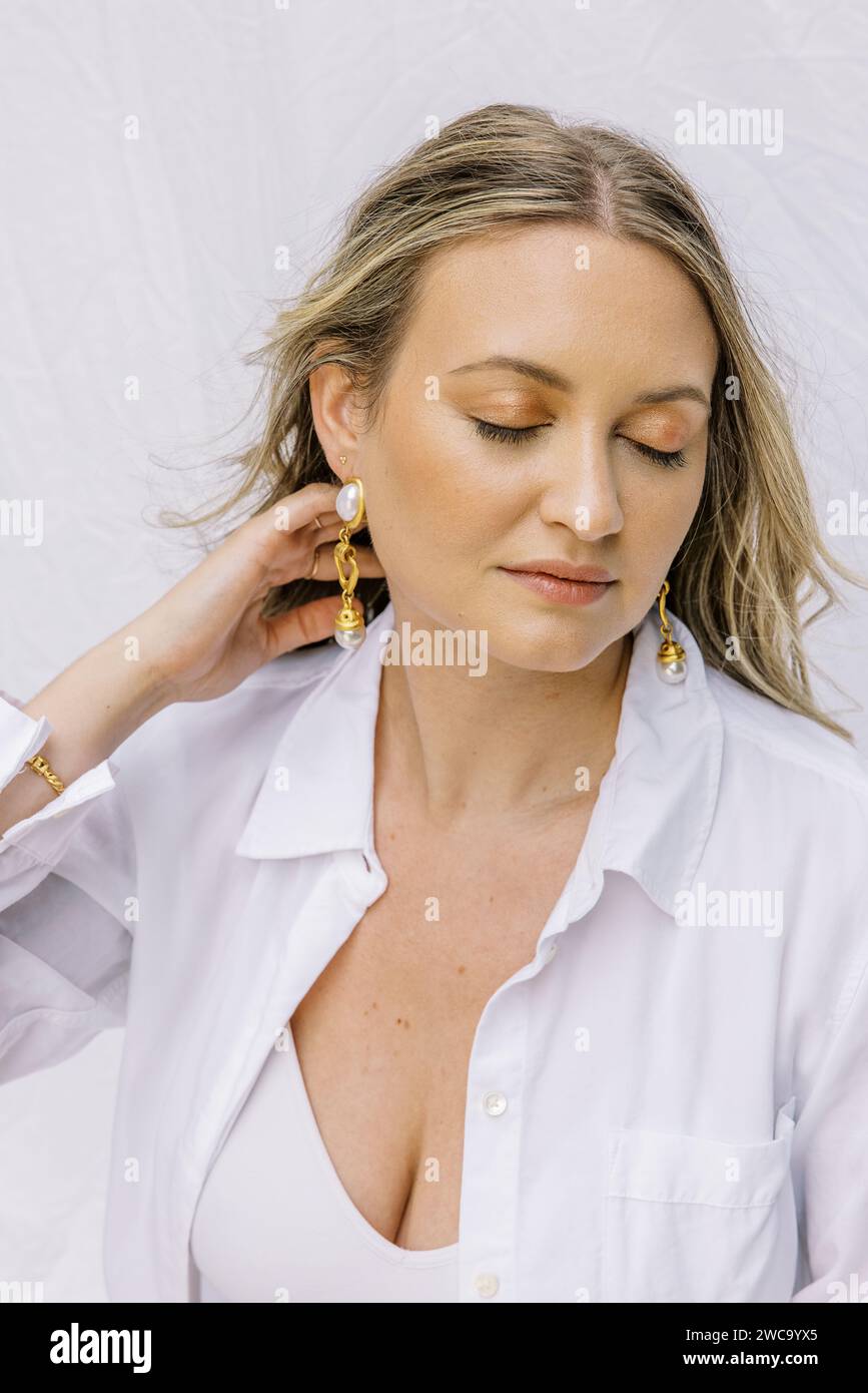 Stilvolle Frau mit eleganten Perlenohrringen Stockfoto