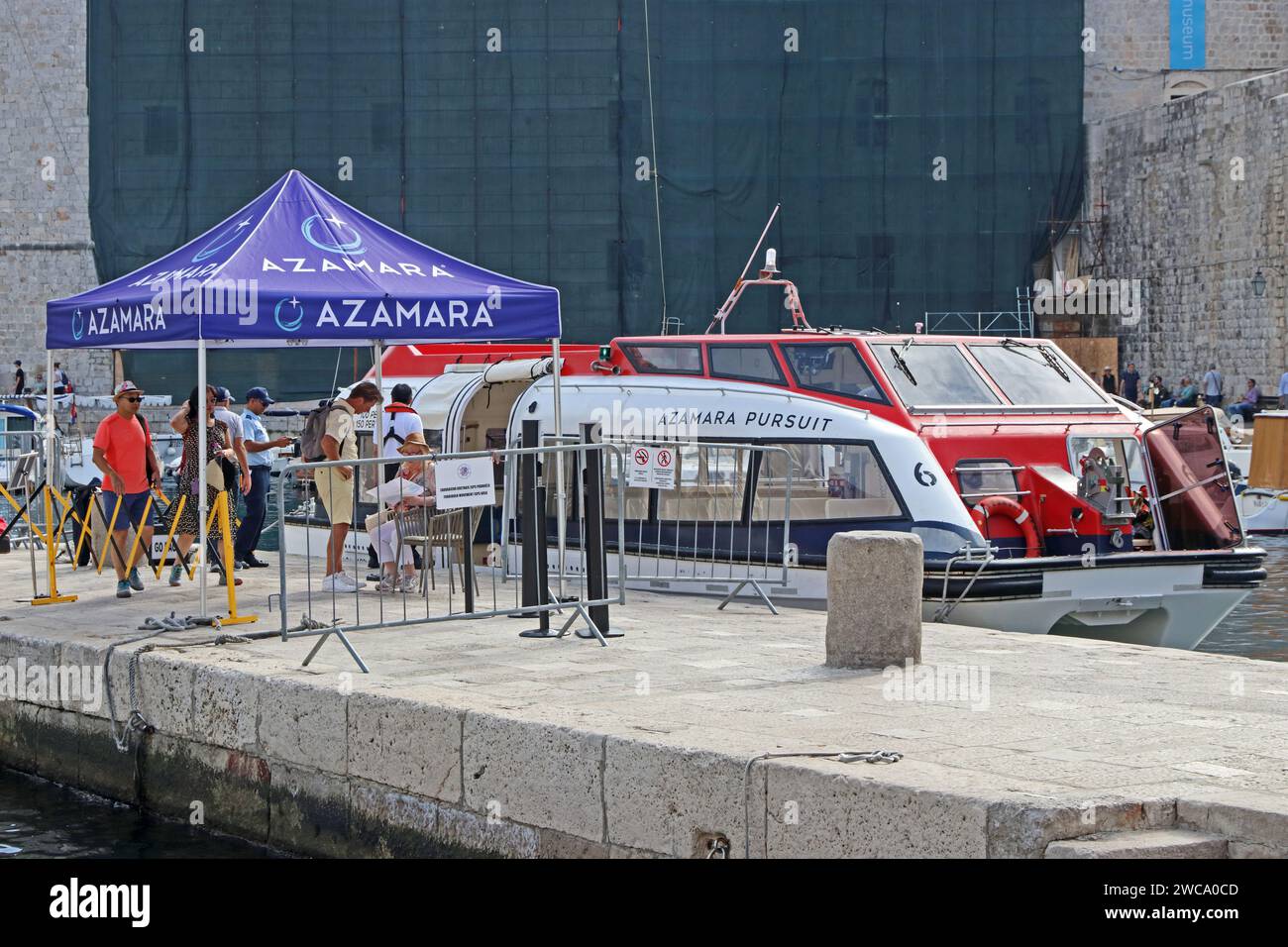 Tender Boot vom Azamara Verfolgungsschiff im alten Hafen, Dubrovnik Stockfoto