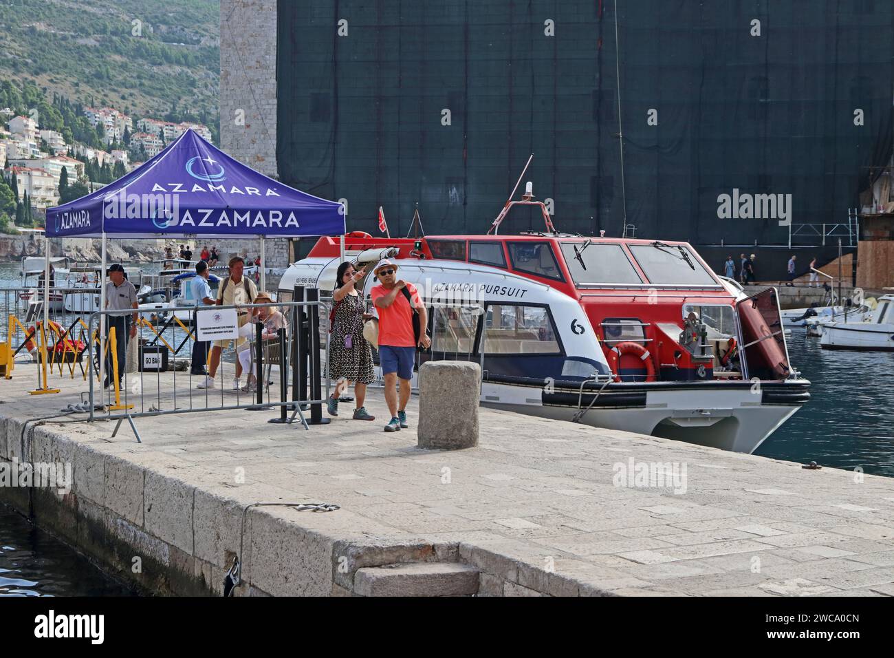 Tender Boot vom Azamara Verfolgungsschiff im alten Hafen, Dubrovnik Stockfoto