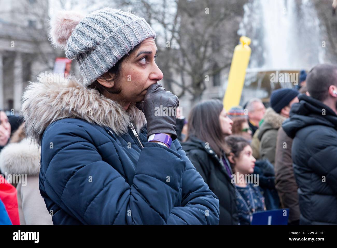 Tafalgar Square London 14. Januar 2024. Eine emotional aussehende Suella Braverman Abgeordnete tritt mit Israel Solidarity Rally in den Stand. Sie wurde am 7. Oktober von der Hamas als Trost für ihre Familie und Freunde von Geiseln gesehen. Quelle: Rena Pearl/Alamy Live News Stockfoto