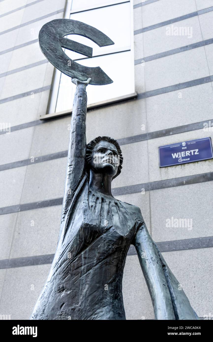 Europa-Statue mit dem Euro-Symbol vor dem Paul Henri Spaak-Gebäude Europäisches Parlament, Europäisches Viertel, Brüssel, Belgien Stockfoto