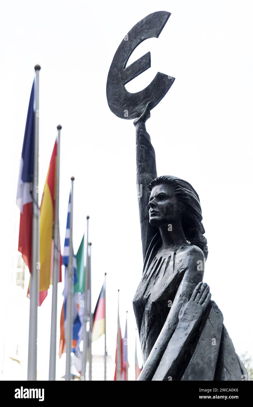 Europa-Statue mit dem Euro-Symbol vor dem Paul Henri Spaak-Gebäude Europäisches Parlament, Europäisches Viertel, Brüssel, Belgien Stockfoto