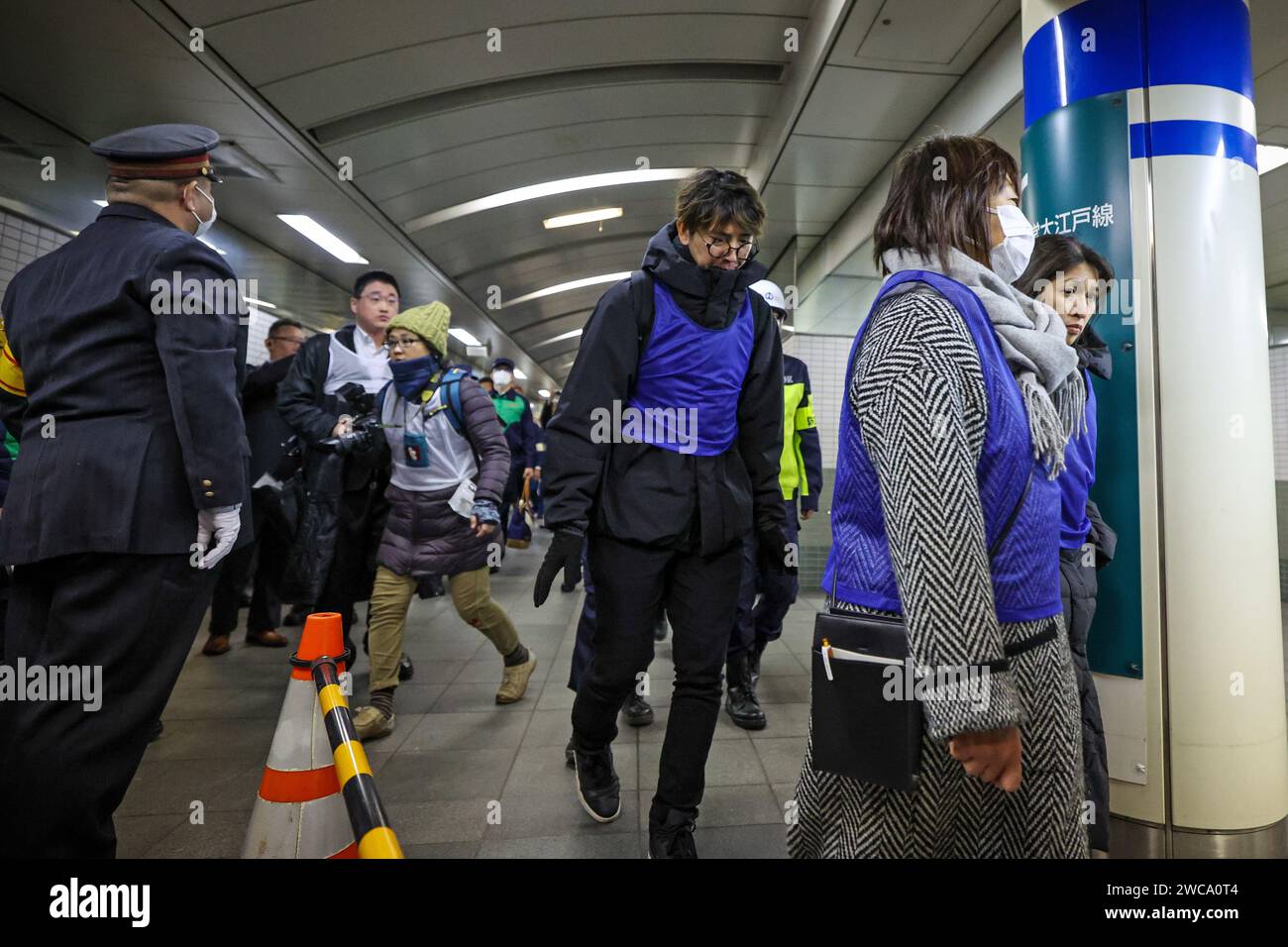 Tokio, Japan. Januar 2024. Während einer Sicherheitsübung zur Evakuierung von Anwohnern und anderen in unterirdische Bahnhofsgebäude, nachdem am 15. Januar 2024 in Tokio ein J-Alarm ausgegeben wurde, werden Bewohner durch die U-Bahn-Station Higashi-Nakano bewegt. Die Spannungen in der Region haben sich in den letzten Wochen durch die Abfeuerung von Projektilen in die Gewässer vor der Küste Nordkoreas verschärft. (Credit Image: © POOL via ZUMA Press Wire) NUR REDAKTIONELLE VERWENDUNG! Nicht für kommerzielle ZWECKE! Quelle: ZUMA Press, Inc./Alamy Live News Stockfoto