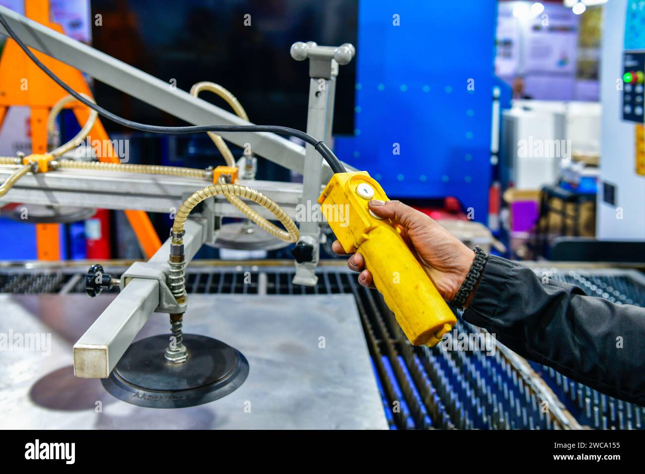 Ein Arbeiter drückt eine Taste zur Steuerung des Stahlplans, um in den Stahlschneidprozess in der Industriefabrik einzutreten Stockfoto