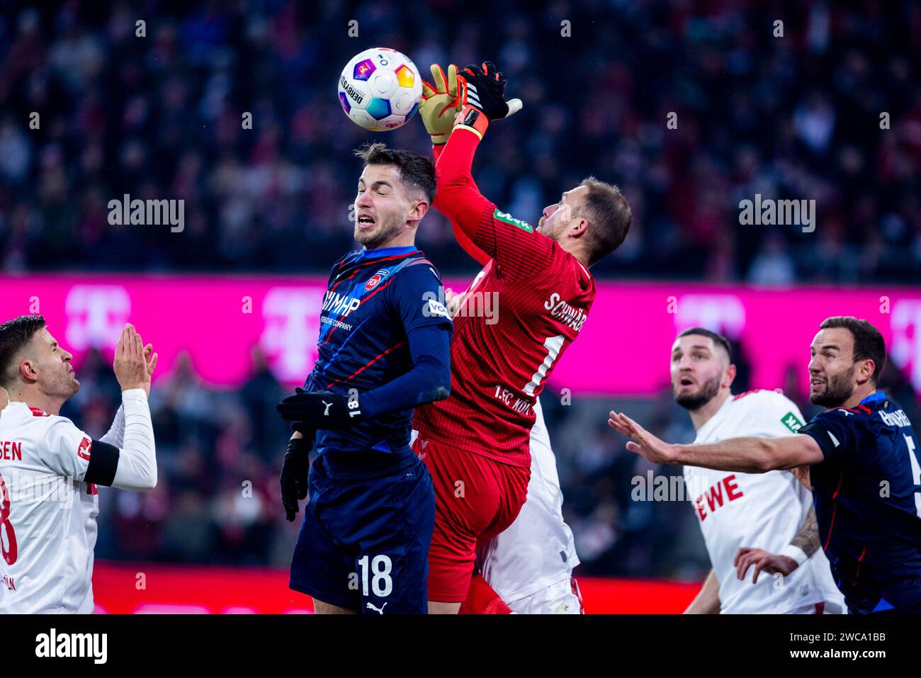 Köln, RheinEnergieStadion, 13.01.24: Marvin Pieringer (L) (Heidenheim) und Torwart Kevin Müller (Heidenheim) gemeinsam in der Abwehr im Spiel 1.BL 1.F Stockfoto