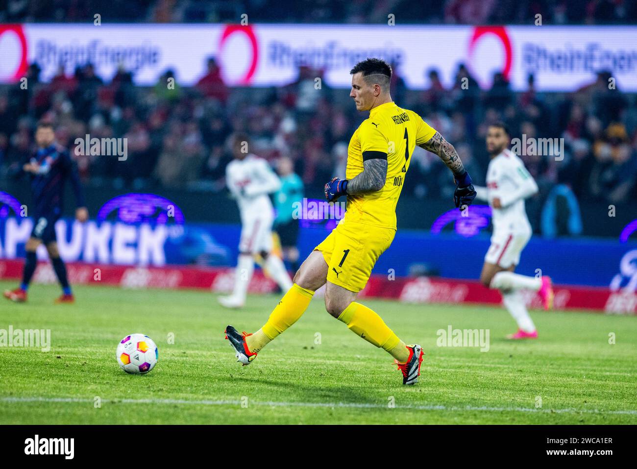 Köln, RheinEnergieStadion, 13.01.24: Torwart Kevin Müller (Heidenheim) am Ball im Spiel 1.BL 1.FC Köln vs. 1.FC Heidenheim. Stockfoto