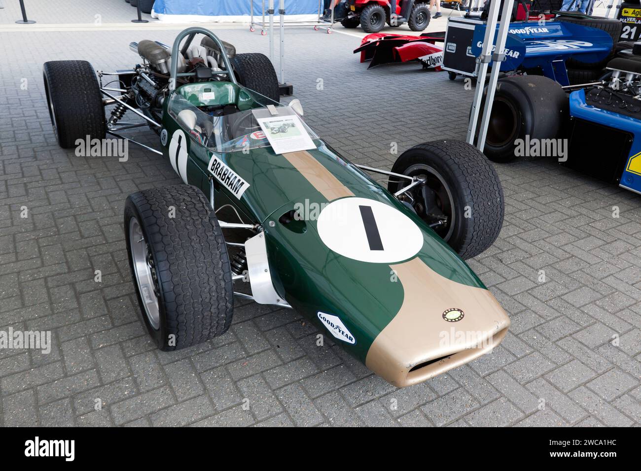Dreiviertel Vorderansicht eines 1968, Brabham BT24 Repco, ausgestellt im International Paddock während des Silverstone Festivals 2023 Stockfoto