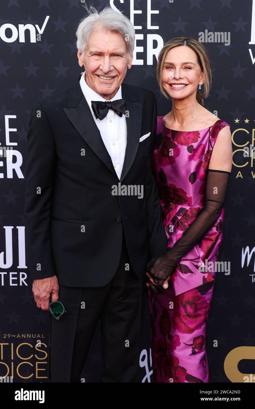 SANTA MONICA, LOS ANGELES, KALIFORNIEN, USA – 14. JANUAR: Harrison Ford und seine Frau Calista Flockhart kommen bei den 29. Jährlichen Critics' Choice Awards, die am 14. Januar 2024 im Barker Hangar in Santa Monica, Los Angeles, Kalifornien, USA, stattfinden. (Foto: Xavier Collin/Image Press Agency) Stockfoto