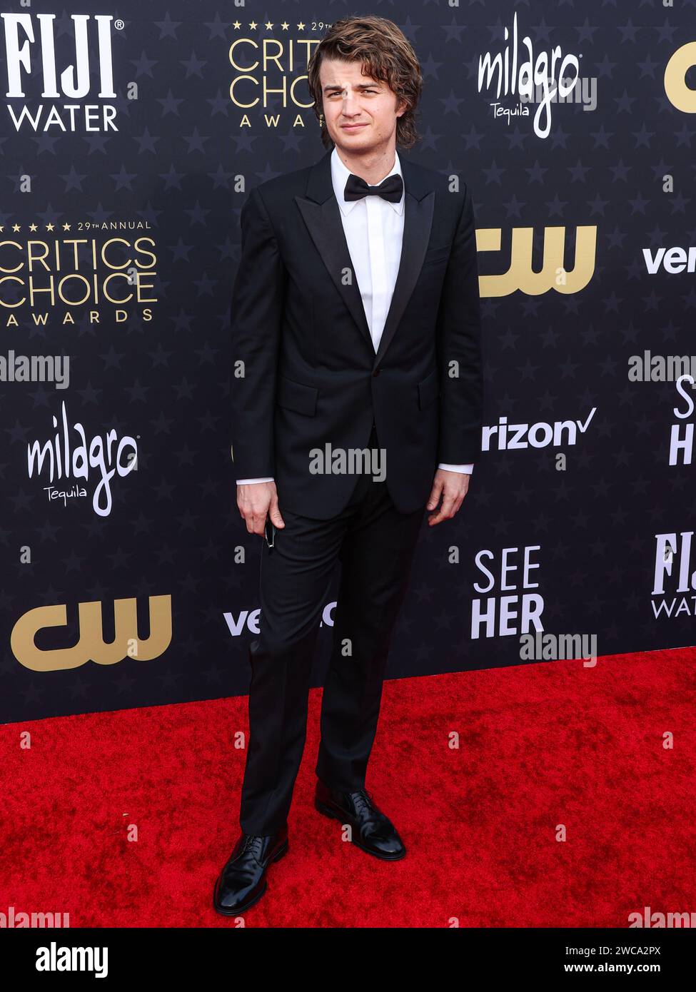 SANTA MONICA, LOS ANGELES, KALIFORNIEN, USA – 14. JANUAR: Joe Keery mit Louis Vuitton kommt bei den 29. Annual Critics' Choice Awards, die am 14. Januar 2024 im Barker Hangar in Santa Monica, Los Angeles, Kalifornien, USA, stattfinden. (Foto: Xavier Collin/Image Press Agency) Stockfoto