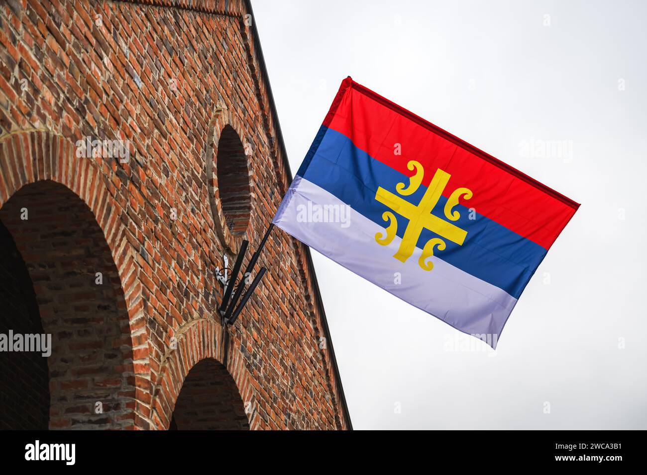 Serbische orthodoxe Kirchenfahne mit serbischem Kreuz 4S Symbol, Tiefwinkelansicht Stockfoto