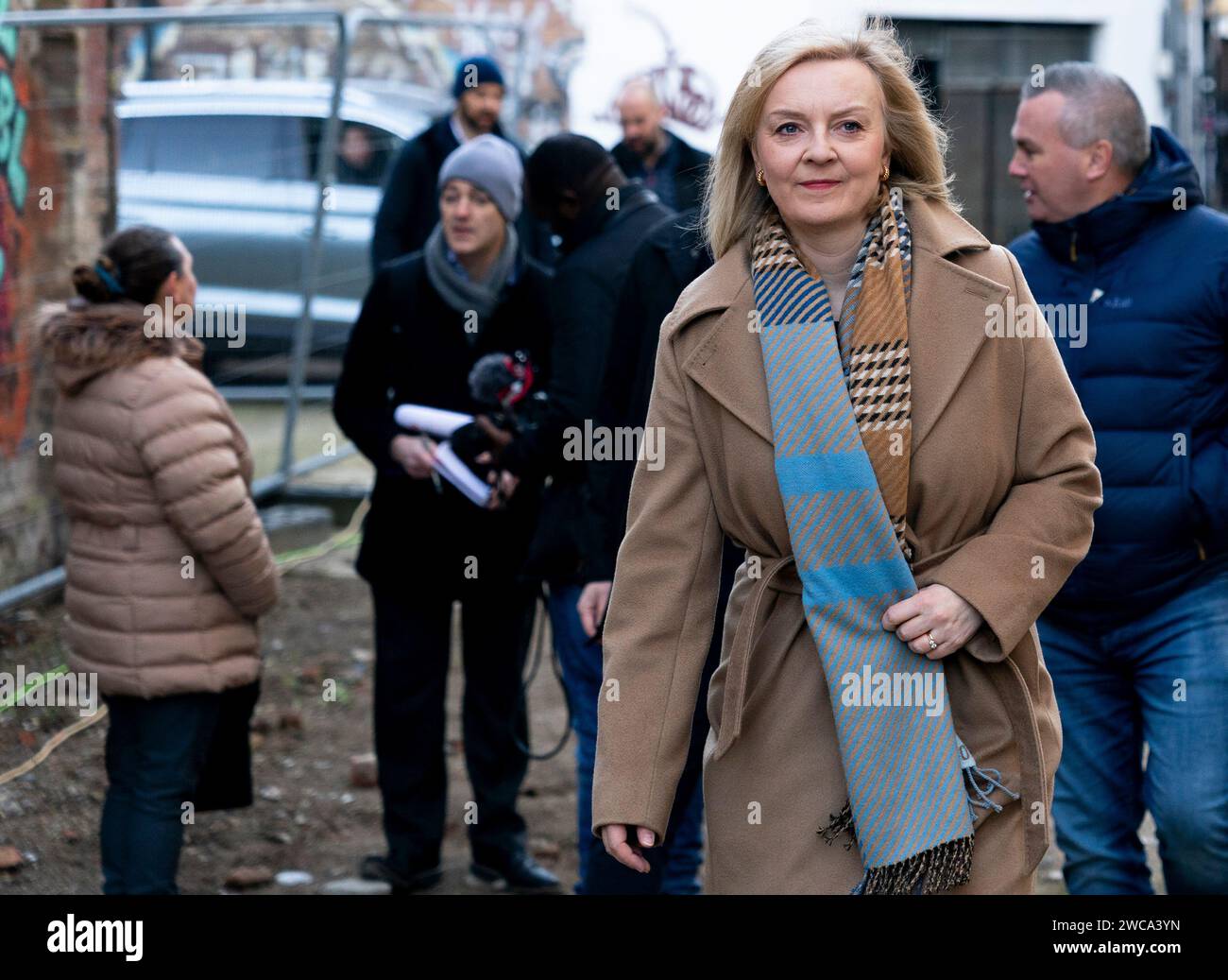 Der ehemalige Premierminister Lizz Truss besucht die Ausstellung „Stimmen aus den Tunneln“ in der Nähe von East London, während sich die Geiselfamilien der Hamas anlässlich der 100 Tage seit dem Angriff der Hamas auf Israel am 7. Oktober letzten Jahres versammeln. Bilddatum: Montag, 15. Januar 2024. Stockfoto