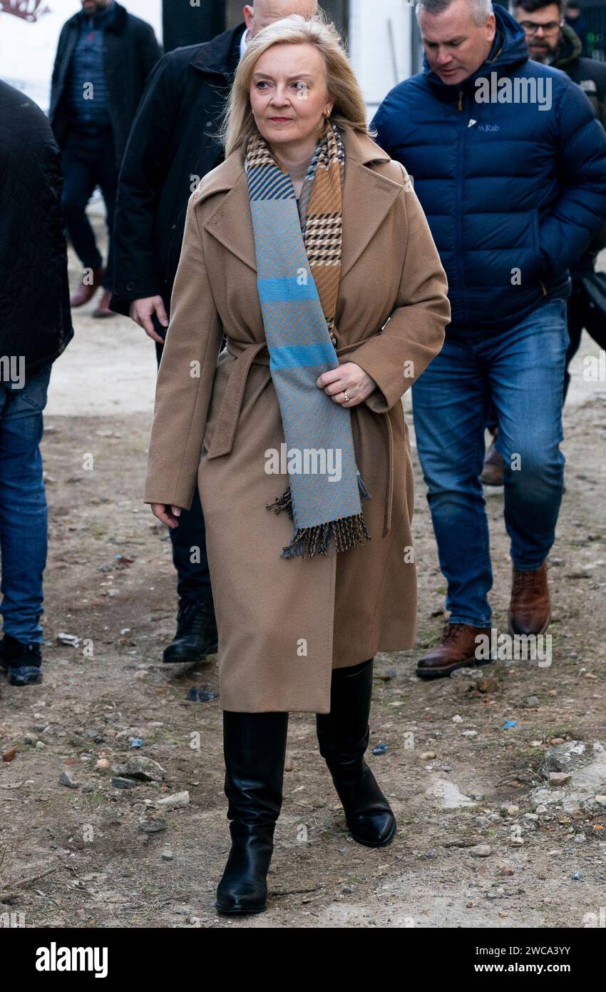 Der ehemalige Premierminister Lizz Truss besucht die Ausstellung „Stimmen aus den Tunneln“ in der Nähe von East London, während sich die Geiselfamilien der Hamas anlässlich der 100 Tage seit dem Angriff der Hamas auf Israel am 7. Oktober letzten Jahres versammeln. Bilddatum: Montag, 15. Januar 2024. Stockfoto