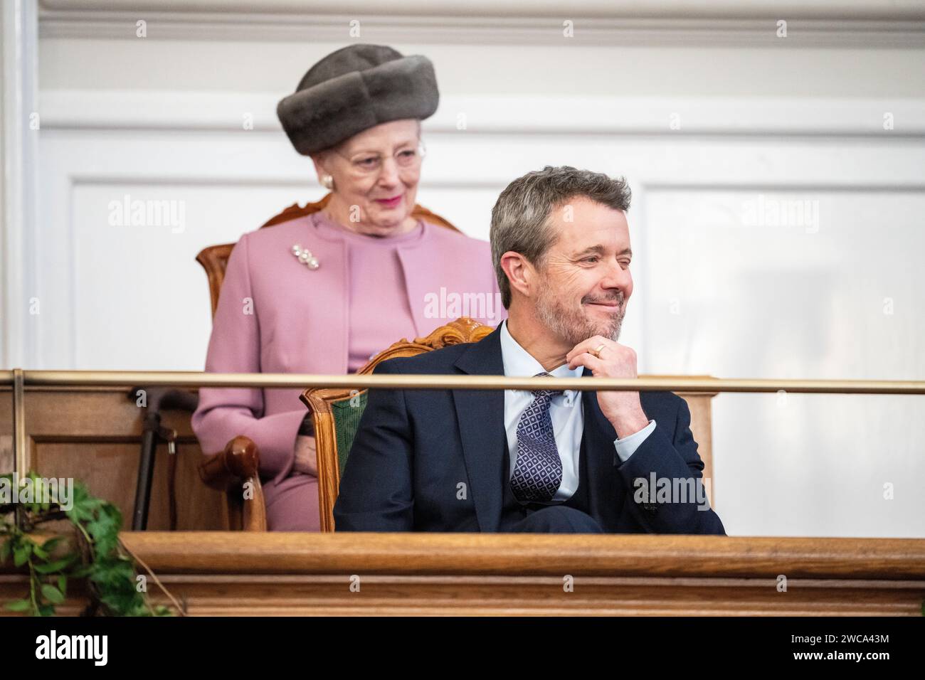 Kopenhagen, Dänemark. Januar 2024. König Frederik X. und Königin Margrethe, als neues Königspaar und Mitglieder der königlichen Familie, sind zum ersten Mal in ihren neuen offiziellen Rollen im Schloss Christiansborg in Kopenhagen, Montag, den 15. Januar 2024, im Parlamentssaal. (Foto: Ida Marie Odgaard/Ritzau Scanpix) Credit: Ritzau/Alamy Live News Stockfoto