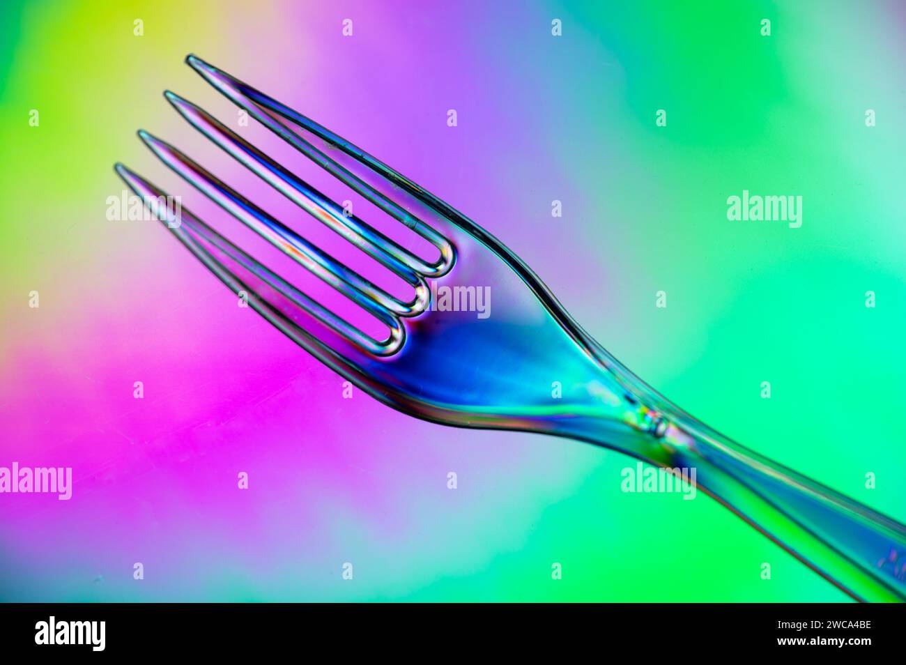 Einmalbesteck aus Kunststoff unter polarisiertem Licht Stockfoto