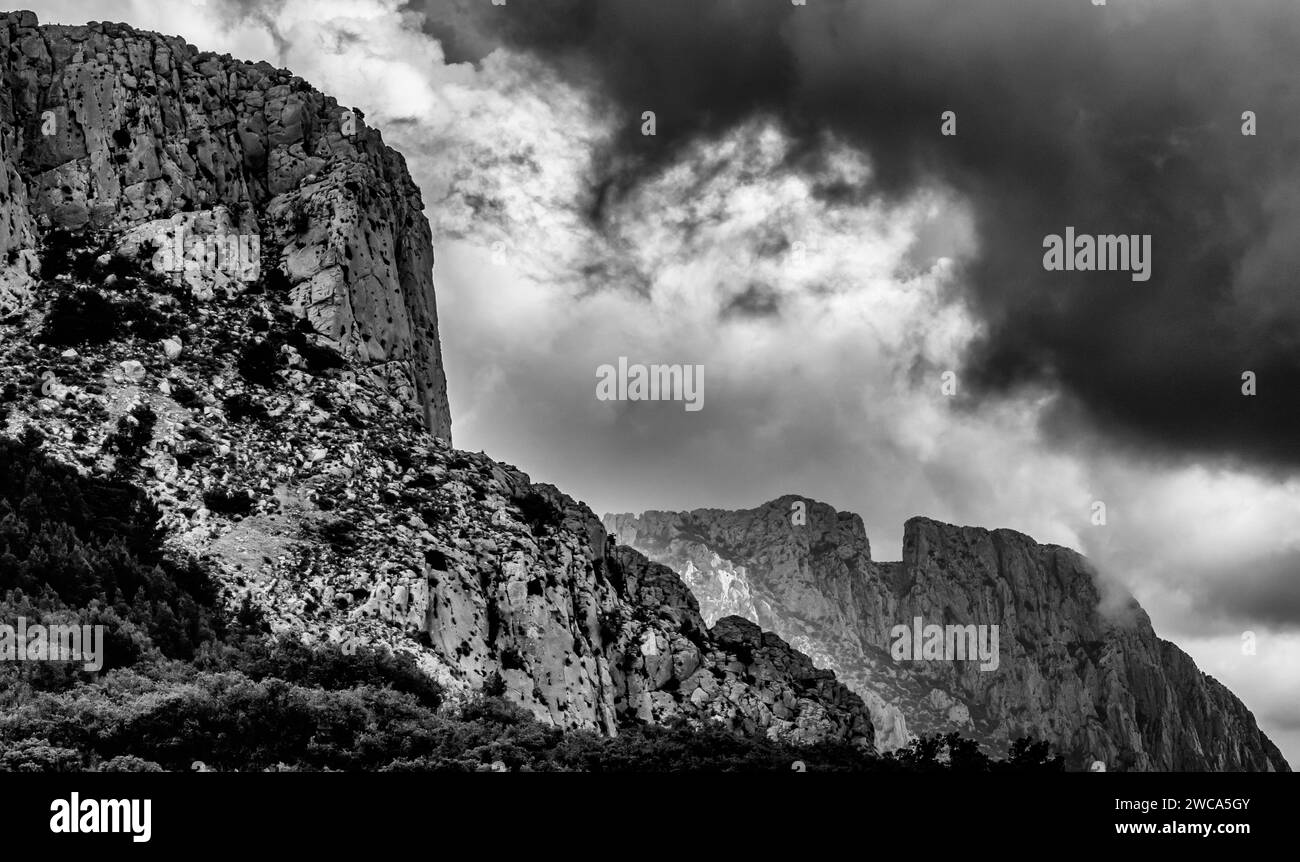 Rückansicht von El Puig Campana in Schwarz-weiß Stockfoto