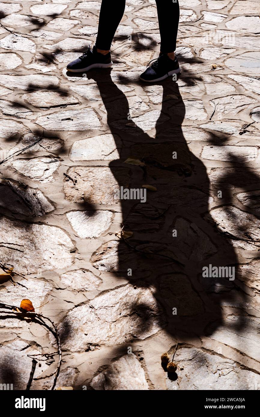Schatten einer Frau in der Font de L'Arbre Stockfoto