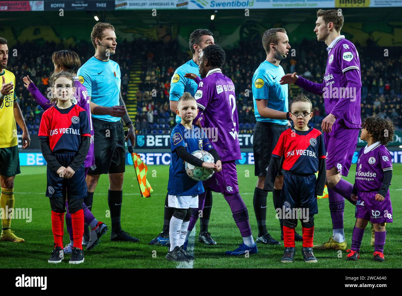 Sittard, Niederlande. Januar 2024. SITTARD, NIEDERLANDE - 13. JANUAR: Schiedsrichter Sjoerd Nanninga, Schiedsrichter Erwin blank und Schiedsrichter Stefan de Groot während des niederländischen Eredivisie-Spiels zwischen Fortuna Sittard und Sparta Rotterdam im Fortuna Sittard Stadion am 13. Januar 2024 in Sittard, Niederlande. (Foto von Orange Pictures) Credit: dpa/Alamy Live News Stockfoto