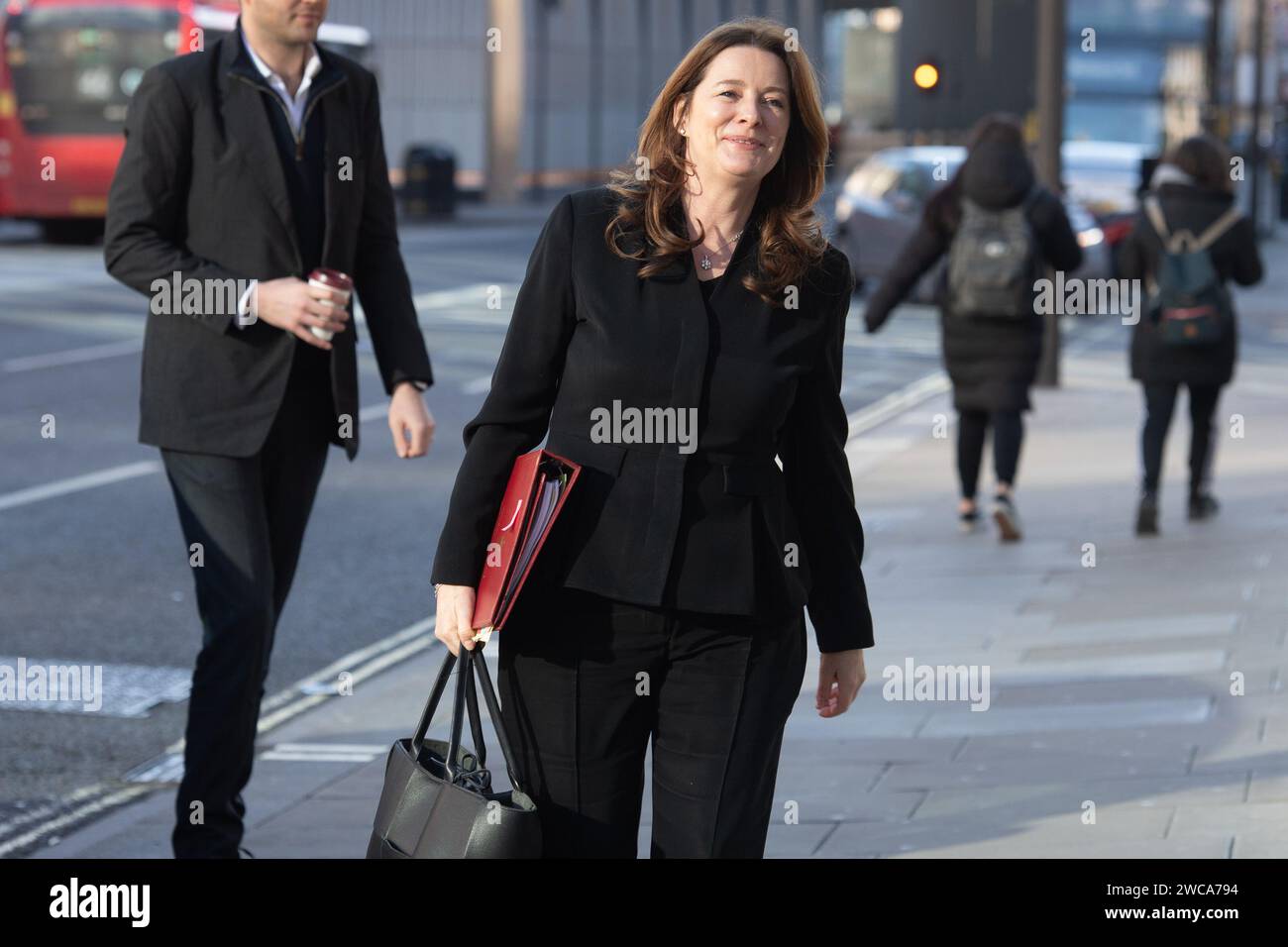 London, Großbritannien. Januar 2024. Gillian Keegan, Staatssekretärin für Bildung, kommt zu einer Keynote-Veranstaltung, die vom konservativen Think Tank Bright Blue bei Multiverse organisiert wird. Quelle: Justin Ng/Alamy Live News. Stockfoto