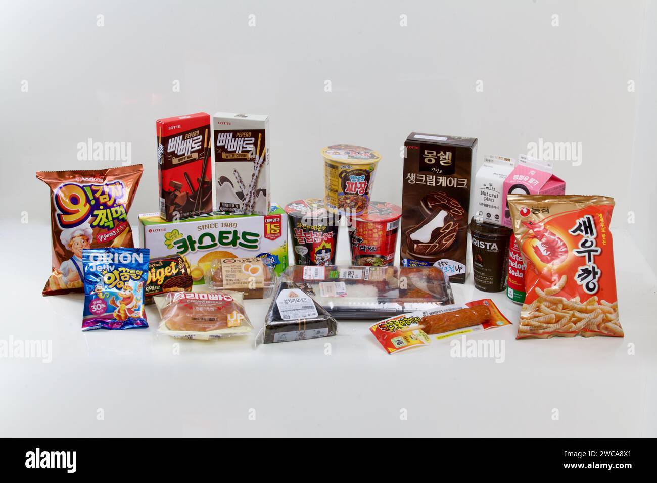 Ulsan, Südkorea - 6. März 2020: Eine große Auswahl an Snacks im Supermarkt, darunter Garnelenchips, pommes Frites und Triangle gim Stockfoto