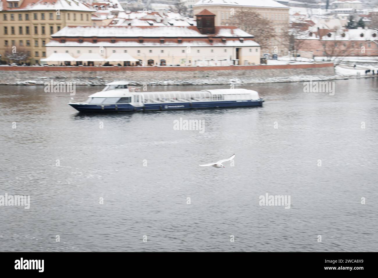 Schnee in Prag, seltene kalte Winterbedingungen. Prager Boot in Tschechien, schneebedecktes Wetter mit Gebäuden. Stockfoto