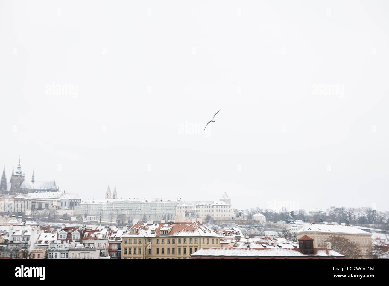 Schnee in Prag, seltene kalte Winterbedingungen. Prag in der Tschechischen Republik, schneebedecktes Wetter mit Gebäuden. Stockfoto