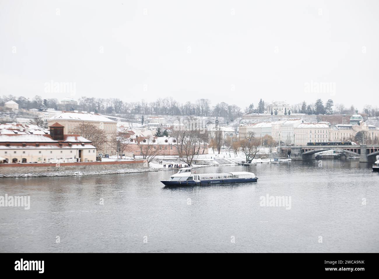 Schnee in Prag, seltene kalte Winterbedingungen. Prager Boot in Tschechien, schneebedecktes Wetter mit Gebäuden. Stockfoto