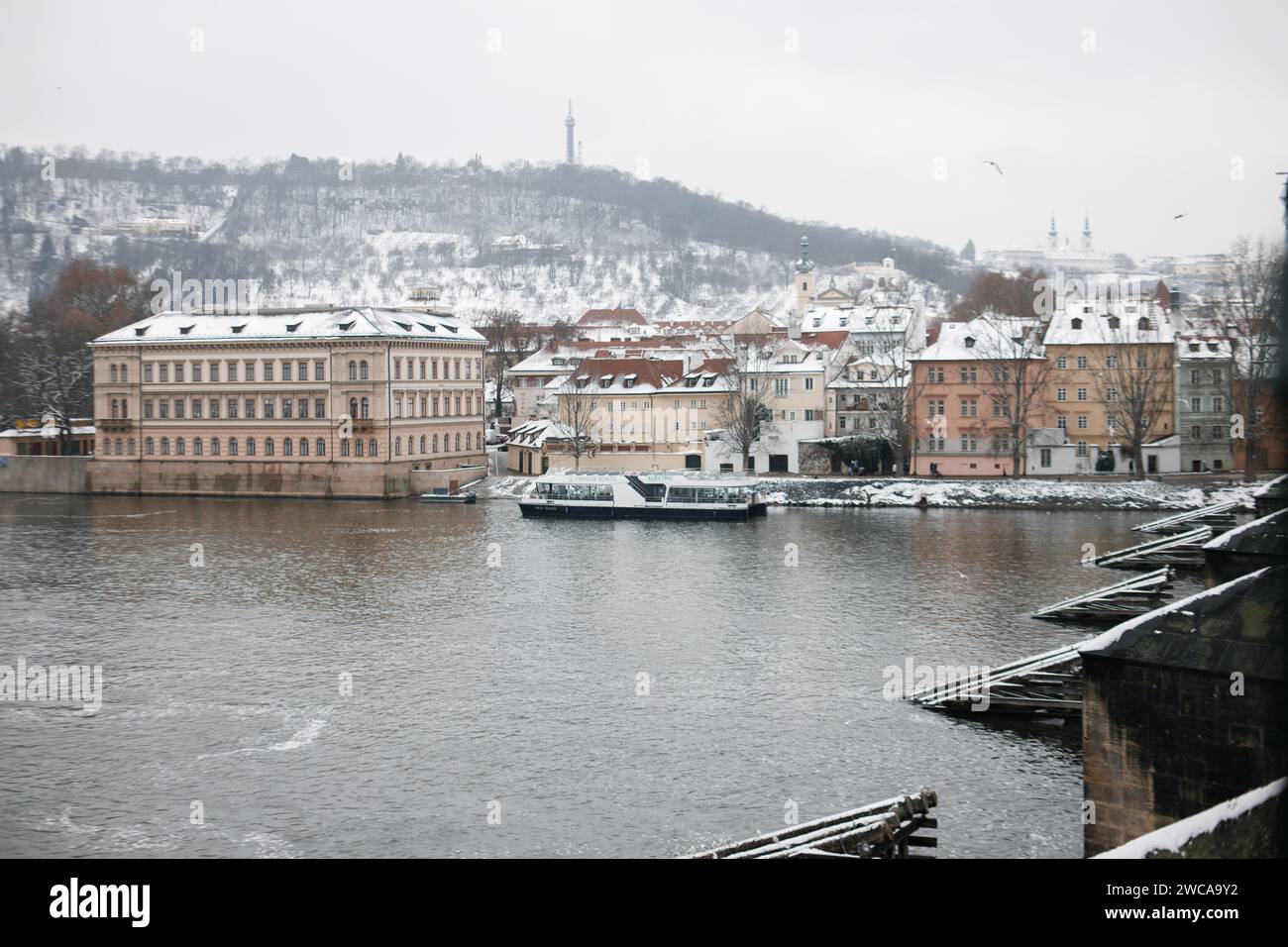 Schnee in Prag, seltene kalte Winterbedingungen. Prag in der Tschechischen Republik, schneebedecktes Wetter mit Gebäuden. Stockfoto