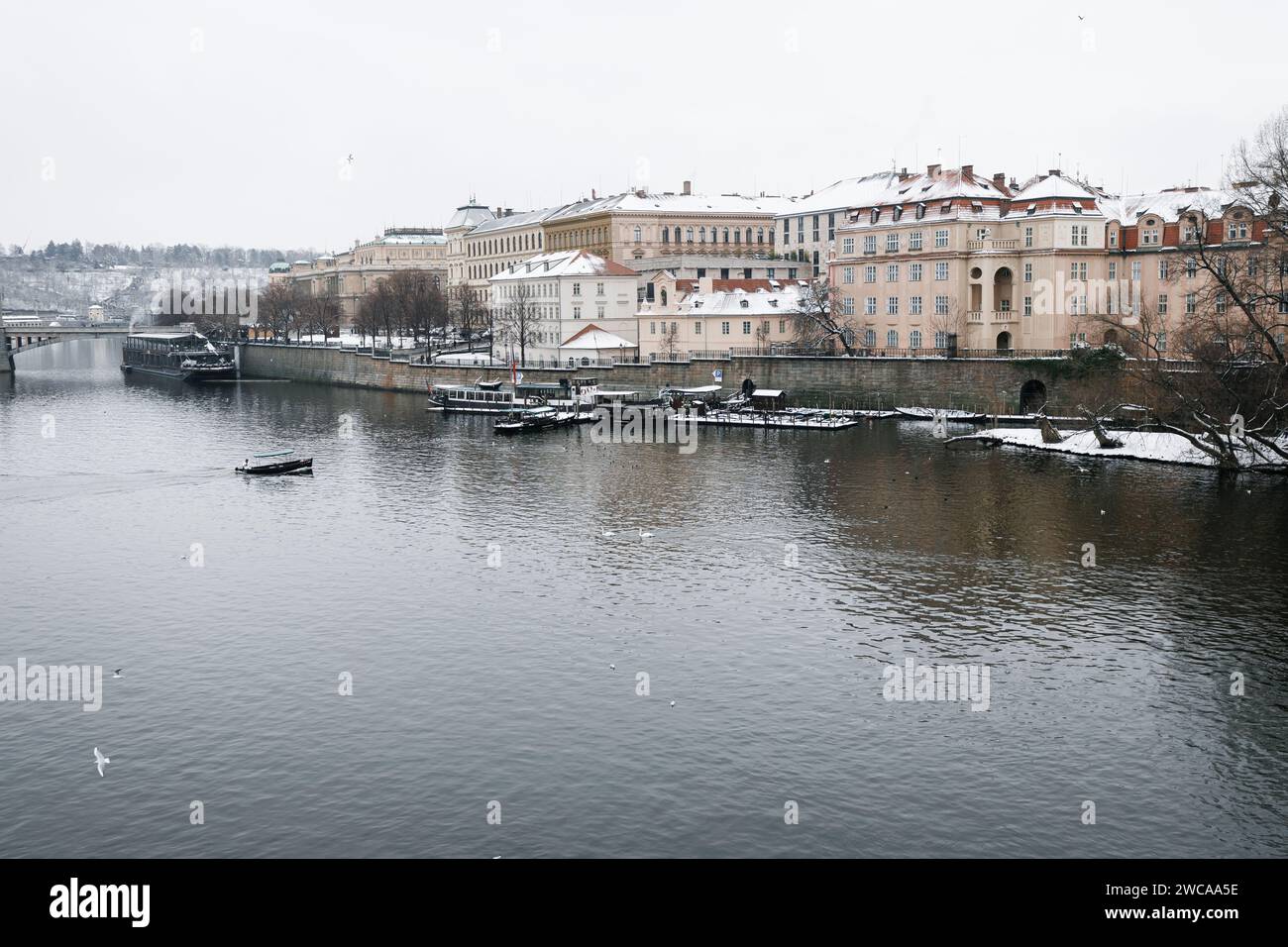 Schnee in Prag, seltene kalte Winterbedingungen. Prag in der Tschechischen Republik, schneebedecktes Wetter mit Gebäuden. Stockfoto