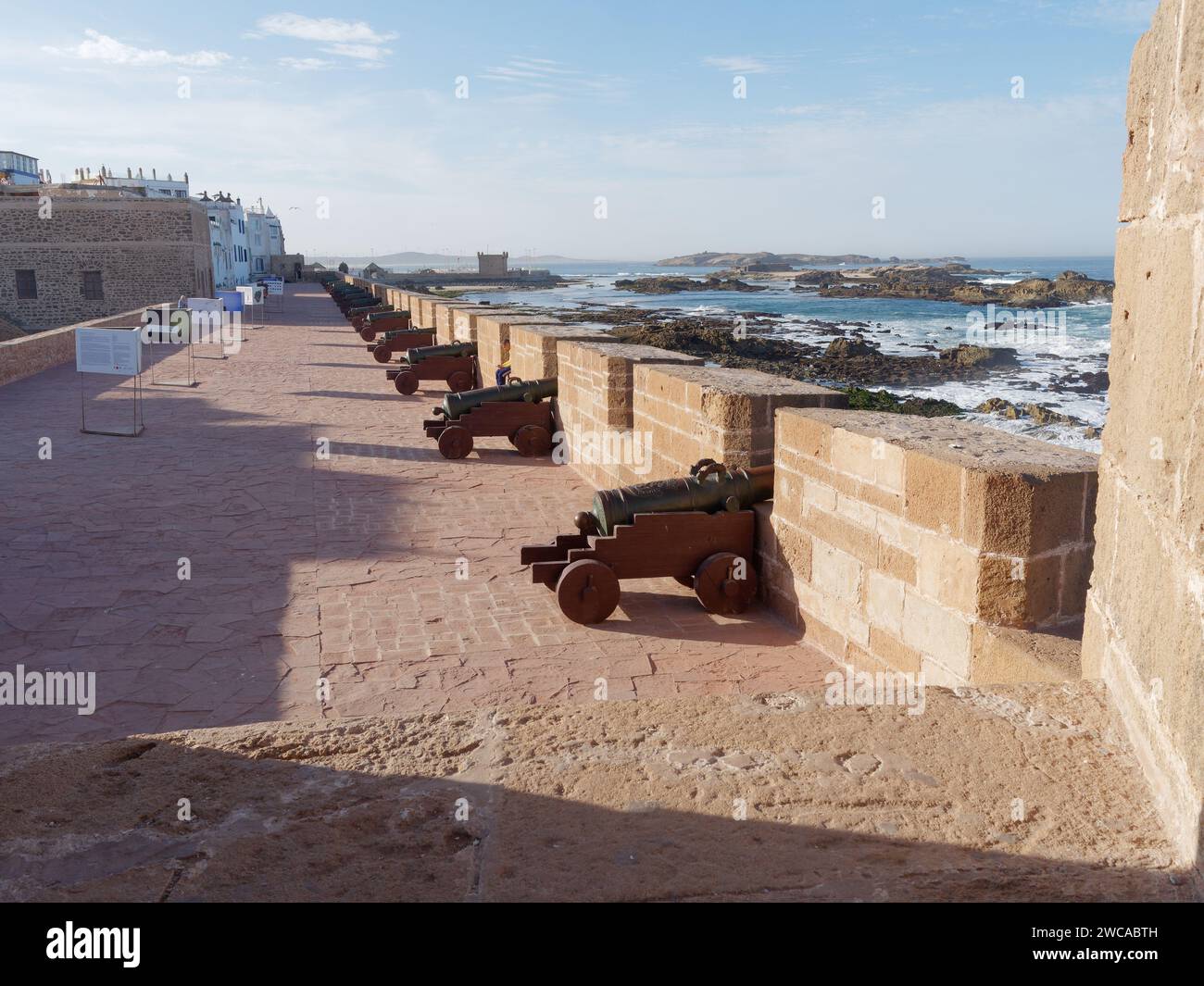 Kanonen im Fort in der Medina mit Blick auf die felsige Küste in Essaouira Marokko, 14. Januar 2024 Stockfoto
