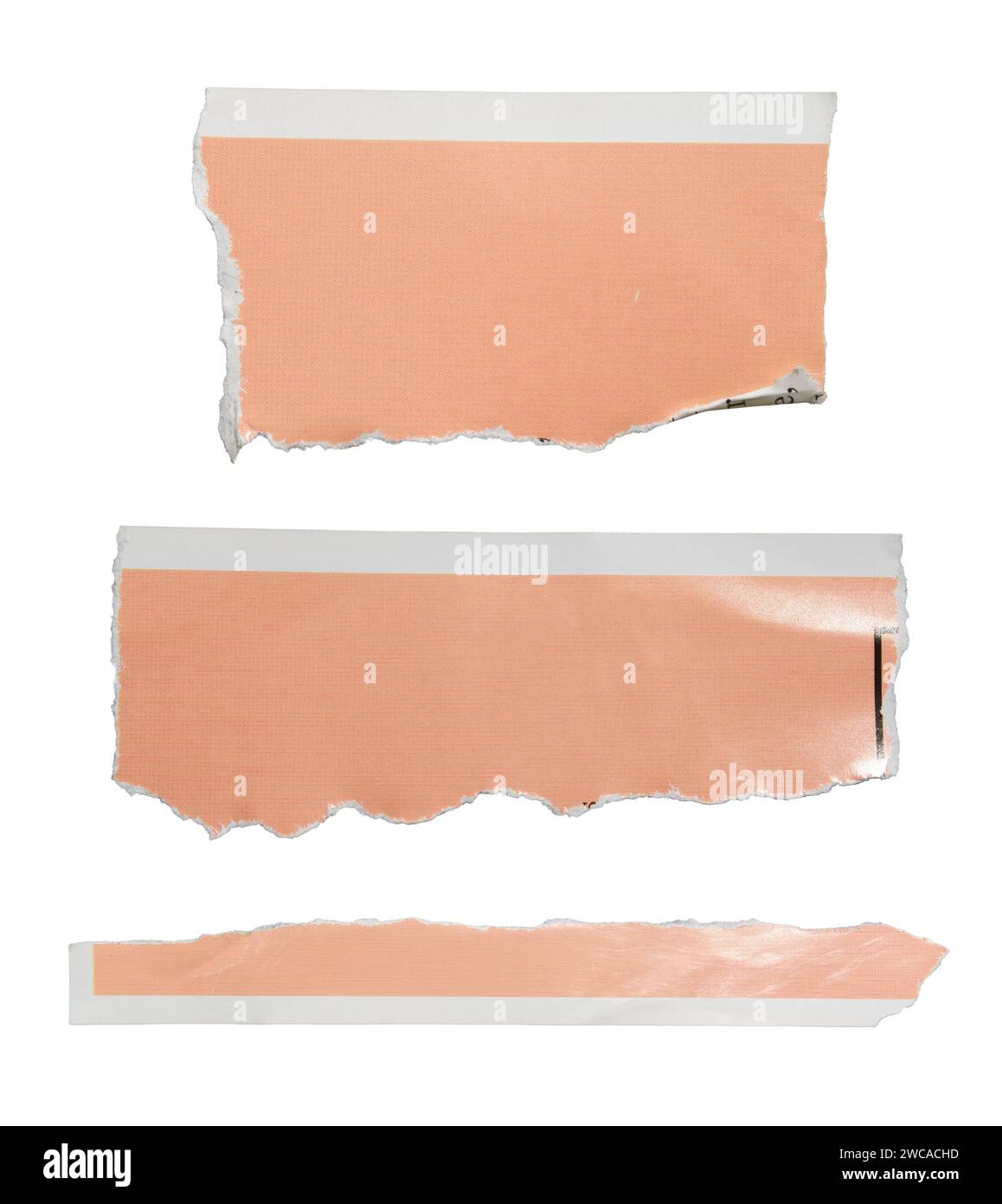 Gerissene pfirsichfarbene Zeitschriftenpapiere auf weißem Hintergrund mit Beschneidungspfad Stockfoto
