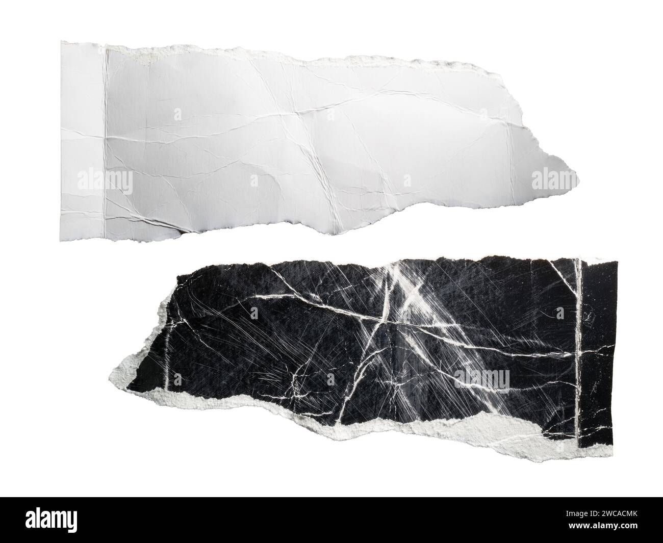 Altes Schwarzweißpapier auf weißem Hintergrund mit Beschneidungspfad zerrissen Stockfoto