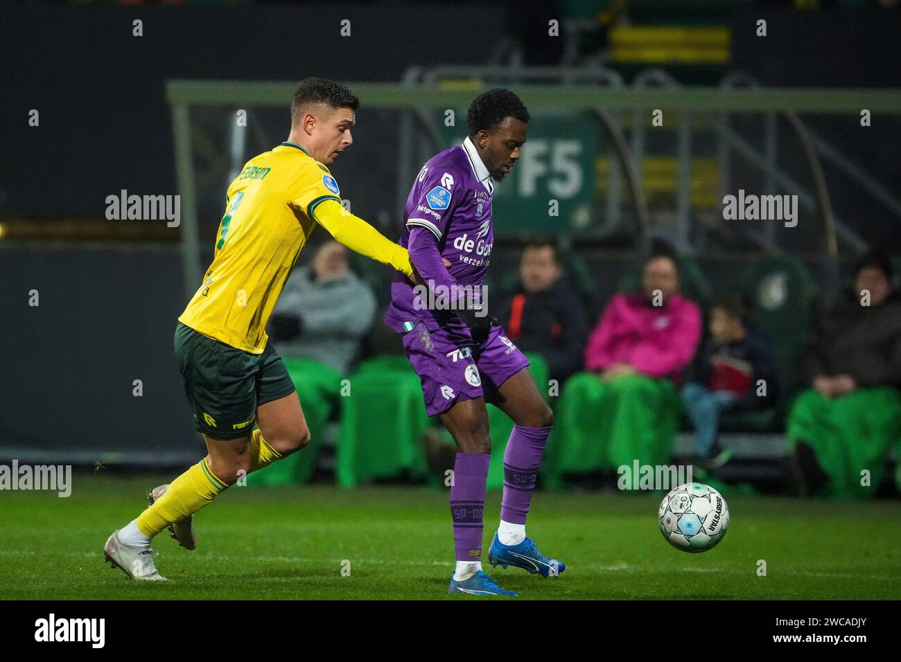 Sittard, Niederlande. Januar 2024. SITTARD, NIEDERLANDE - 13. JANUAR: Kristoffer Peterson von Fortuna Sittard kämpft am 13. Januar 2024 im Fortuna Sittard Stadion in Sittard, Niederlande, um den Ball mit Metinho von Sparta Rotterdam. (Foto von Orange Pictures) Credit: dpa/Alamy Live News Stockfoto