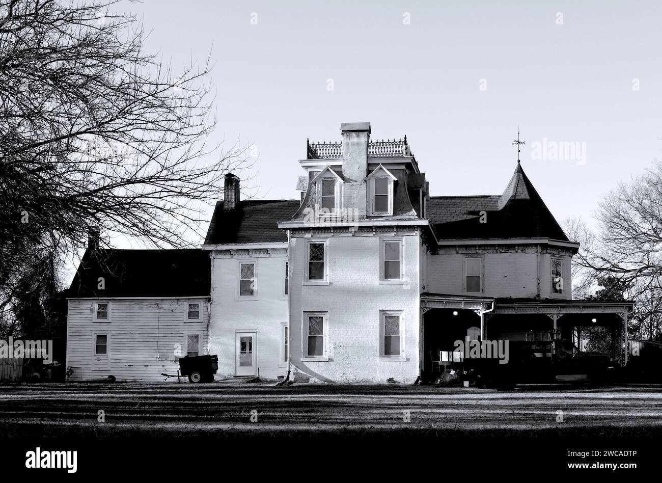 Prächtige Architektur Des Alten Weißen Ziegelhauses Mit Ikonischen Merkmalen Stockfoto
