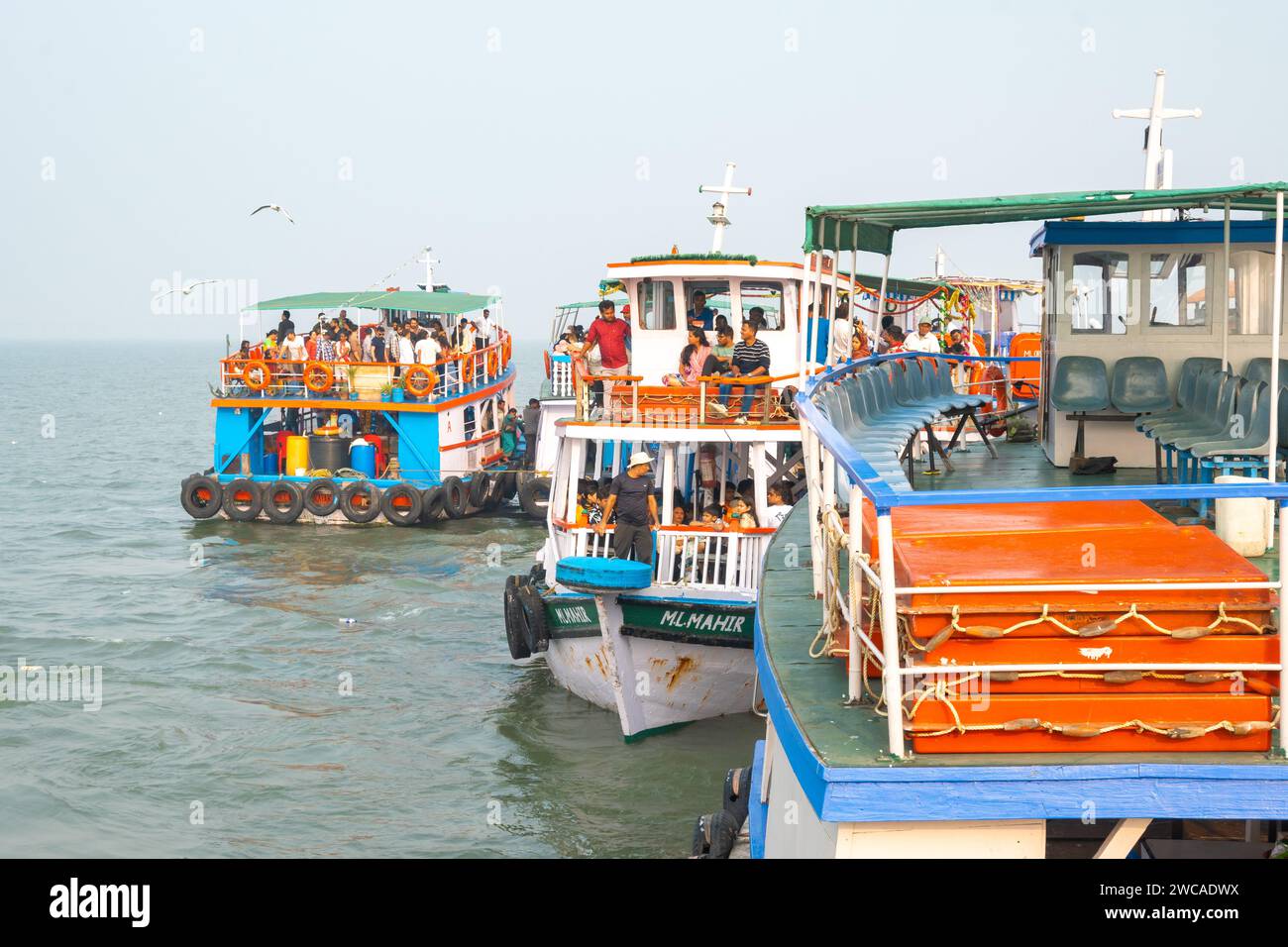 Mumbai, Maharashtra, Indien, Ferris in einem Hafen von Elephanta Island, nur Editorial. Stockfoto